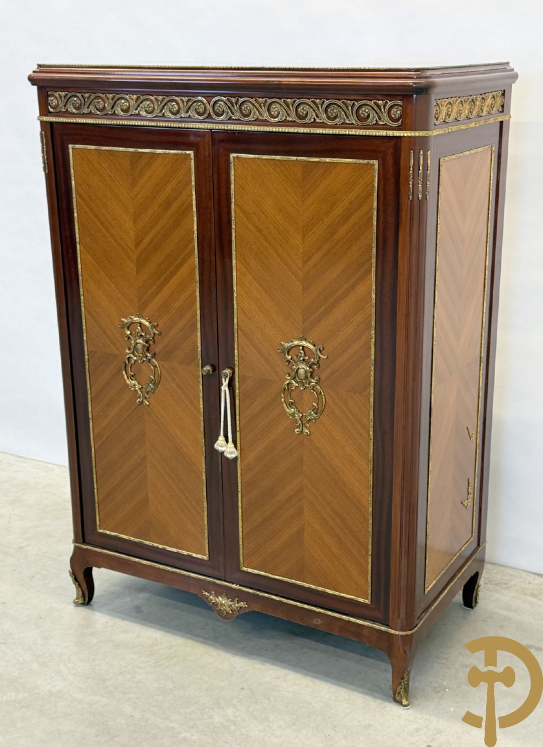 Notelaren tweedeurskast met bronsbeslag