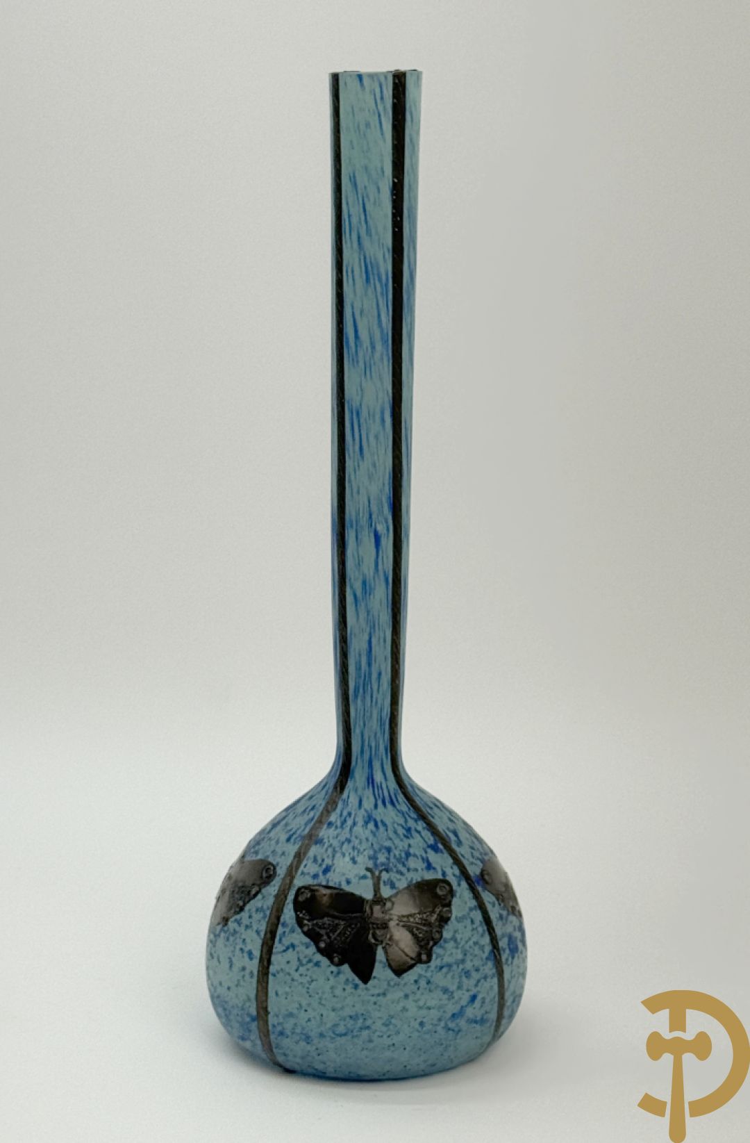 Vaas in glaspasta met decor van tinnen vlinders, Simone getekend