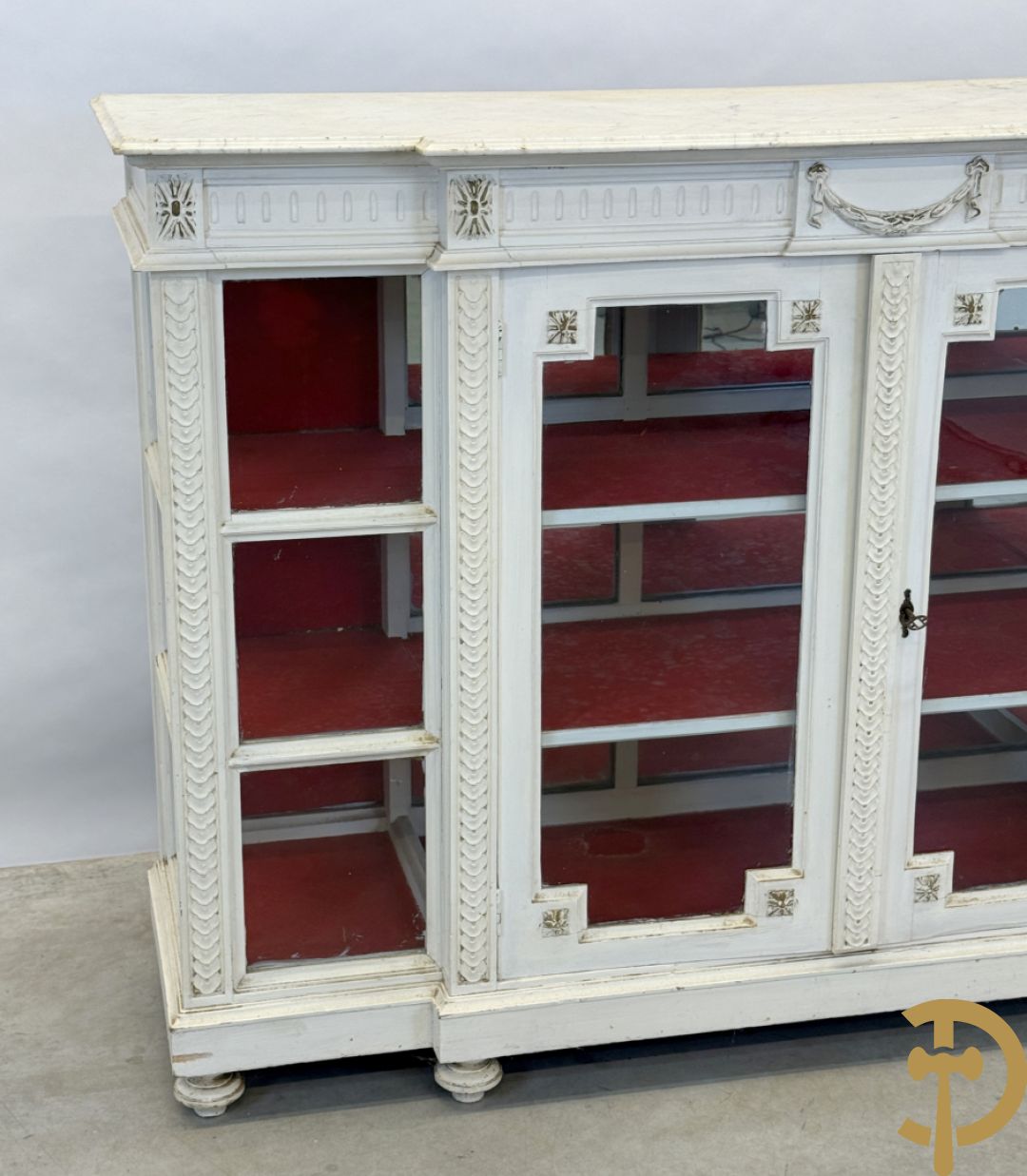 Louis XVI vitrine als toonbank met 2 deuren en 2 zijkanten - met wit marmeren blad