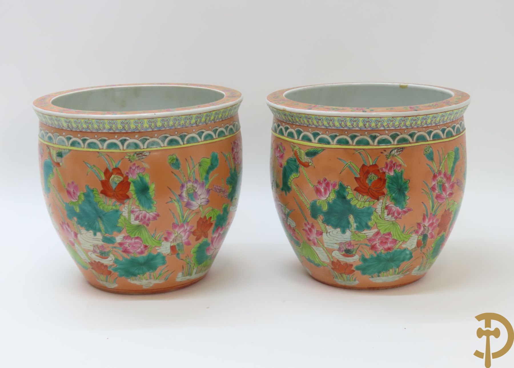 Paar Chinese porseleinen cachepots met bloemendecor en binnenin met visdecor