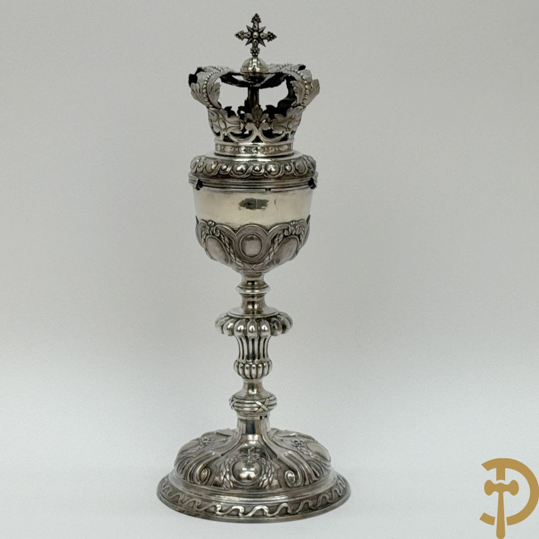 Massief zilveren ciborie met Louis XVI motieven bekroond met kruis - gewicht 1135 gram