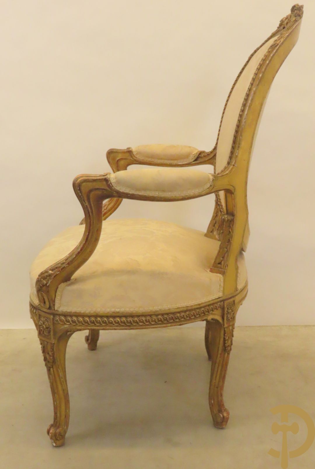 Vergulde armzetel met ovale medaillon bezet met bloemendecor, Louis XVI stijl, 19e