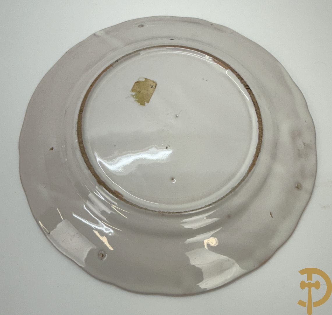 Paar polychrome Delftse zeshoekige dekselvazen met bloemen- en vogeldecor + 4 Strassbourgborden