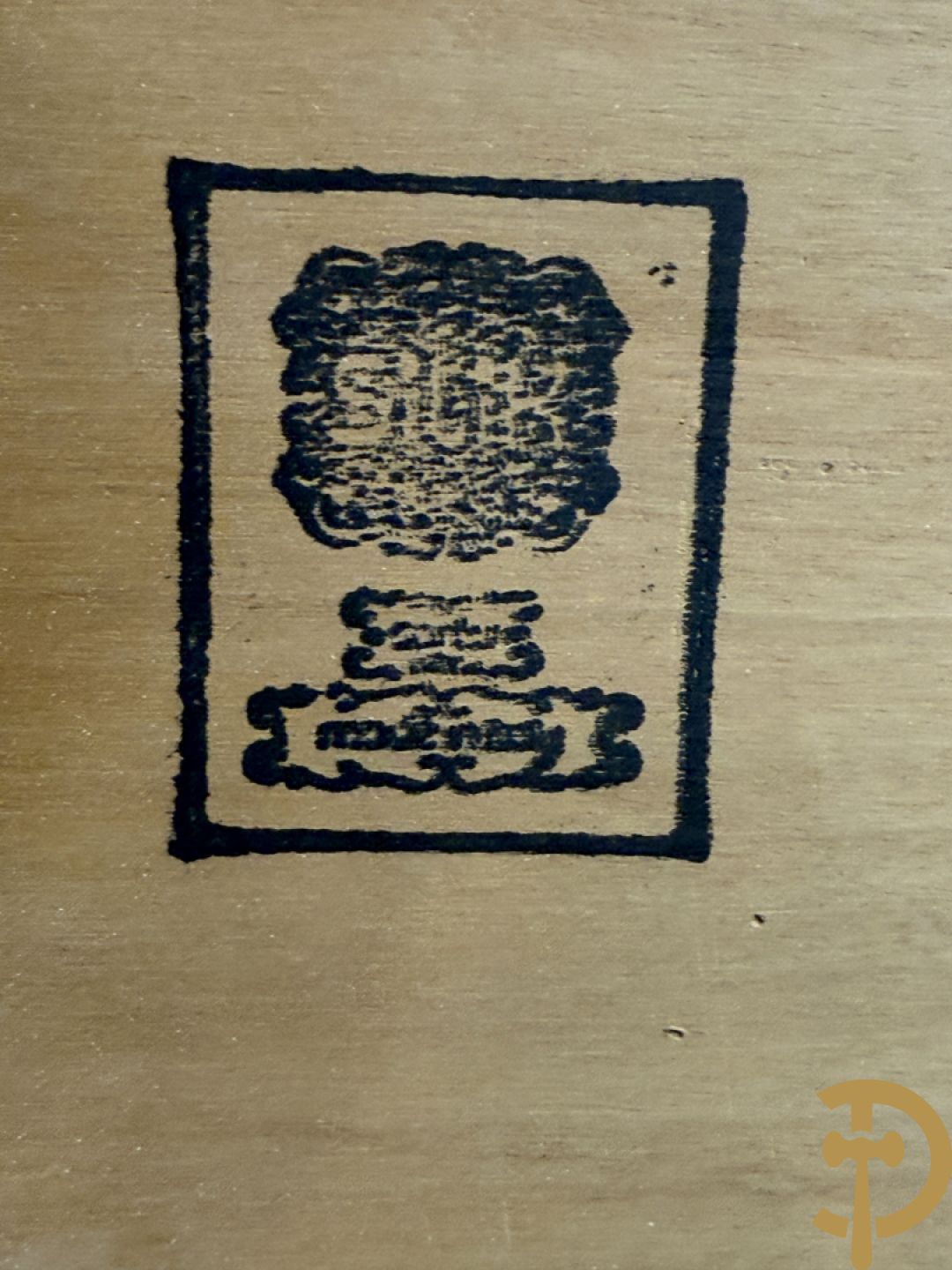 Italiaanse eetkamer met beschilderd bloemenmotief bestaande uit vierdeursdressoir met beschilderde bloemenmotieven, accanthusranken en glazen blad, tafel op gesculpteerde poten en 6 stoelen