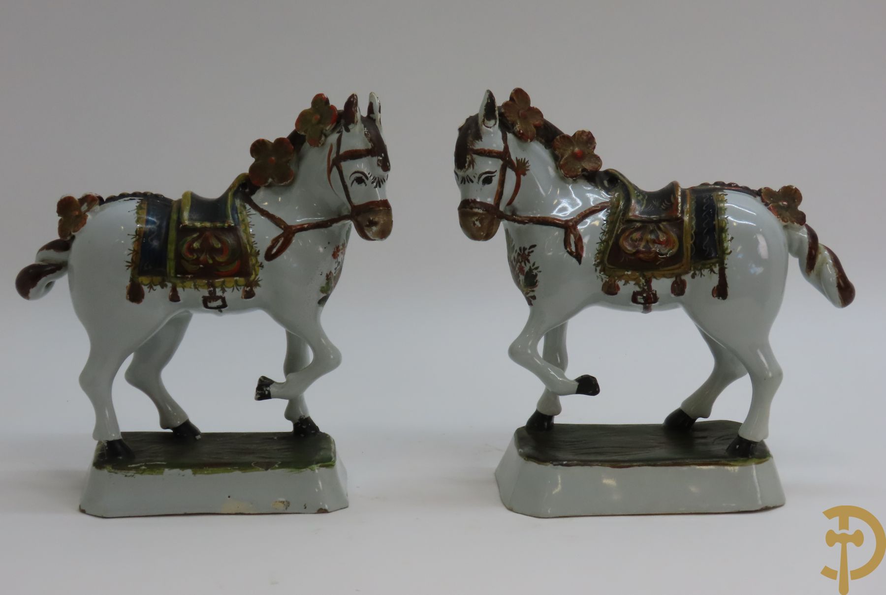 Paar wit geglazuurde gezadelde Delftse paarden met staarten, koud beschilderd laat 18e