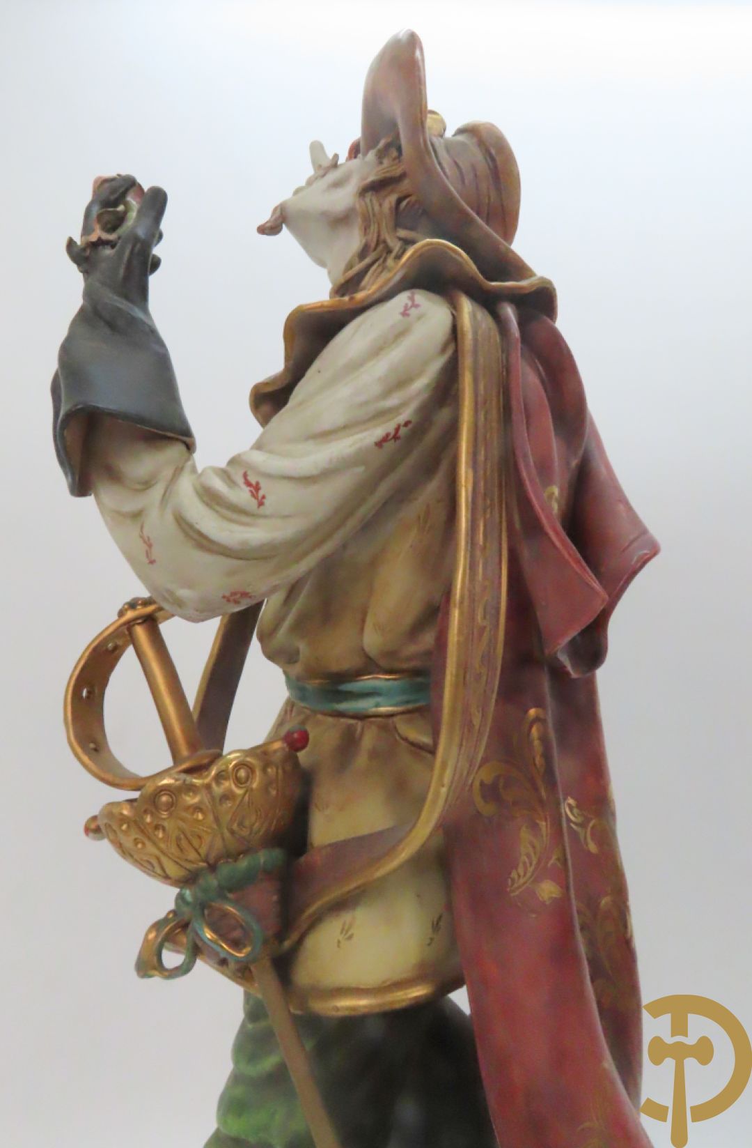 Twee Italiaanse beelden in meerkleurige faience, Cirano de Bergerac