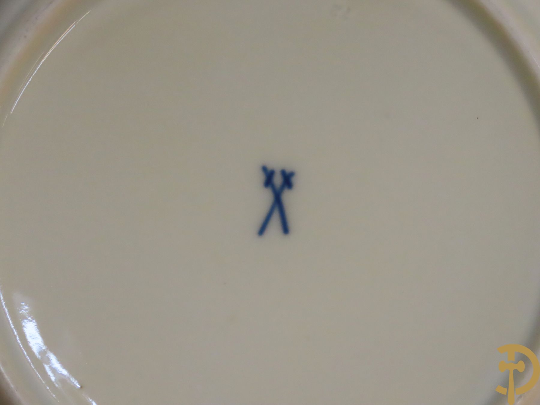 Zes porseleinen borden onder gemerkt met zwaarden / Meissen : 1 bord met stadstafereel, 1 verlucht bord met drakendecor, 1 bord met vogeldecor, 1 met bloemen en 2 met bloemendecor omgeven door vergulde rand