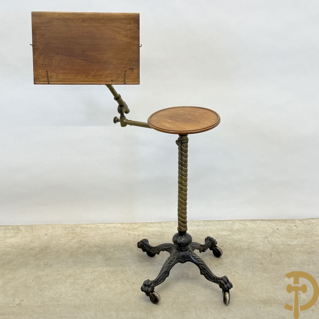 Leesstandaard met verstelbare boekhouder en zijdelings omhoog verplaatsbaar bijzettafeltje voor thee op gietijzeren draaibare voet, rond 1900 gemerkt J . CARTER - North