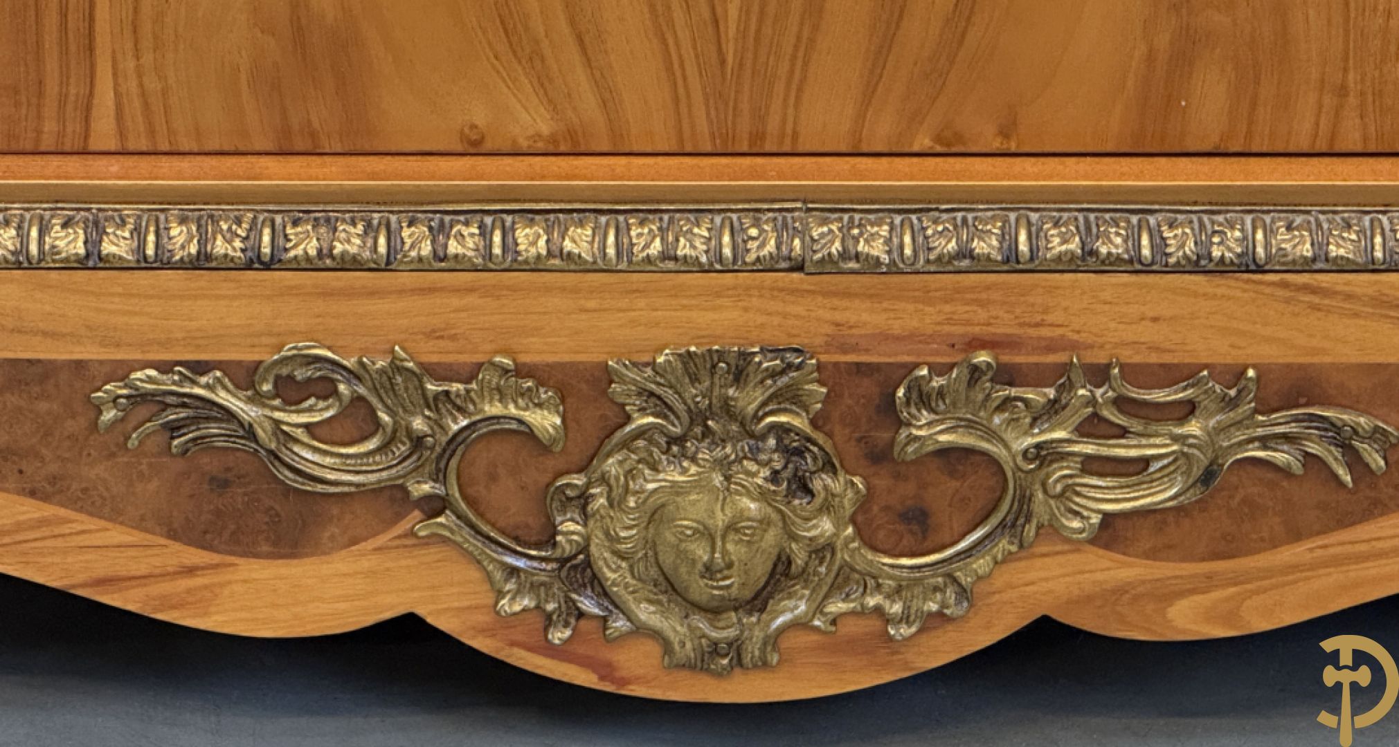 Notelaren driedeursdressoir met bloemenmarquetterie, bronsbeslag en marmeren blad