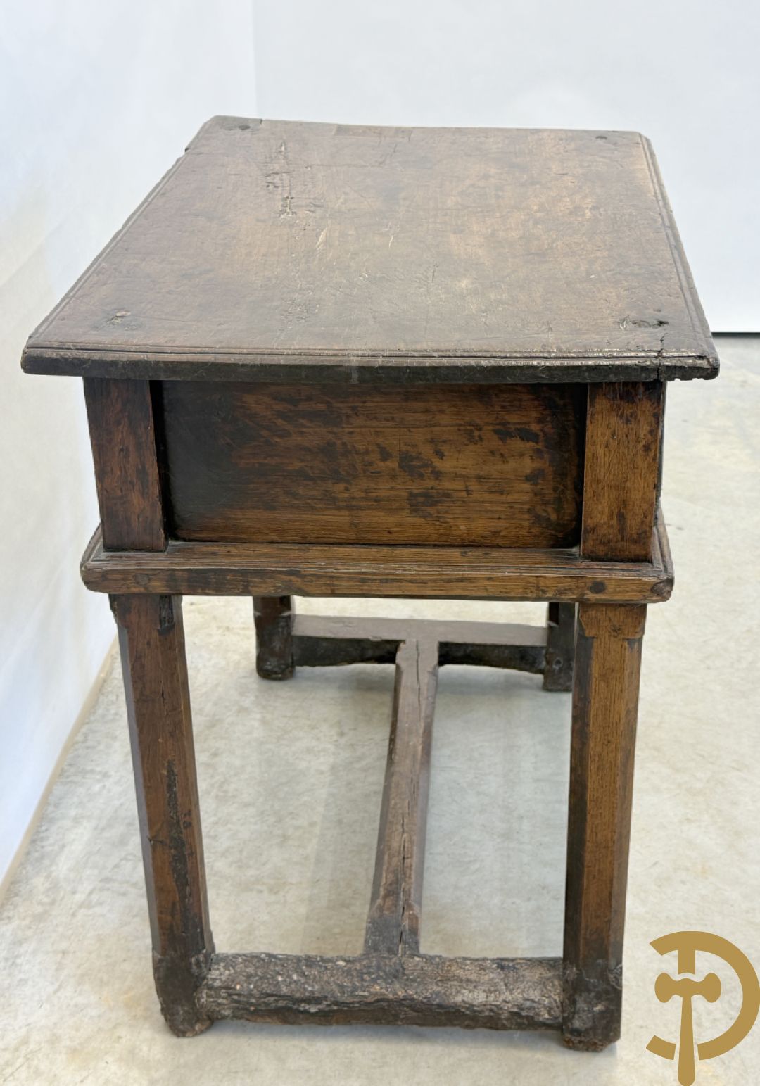 Massief eiken landelijke bijzettafel met lade en smeedijzeren trekker op verjongende poten