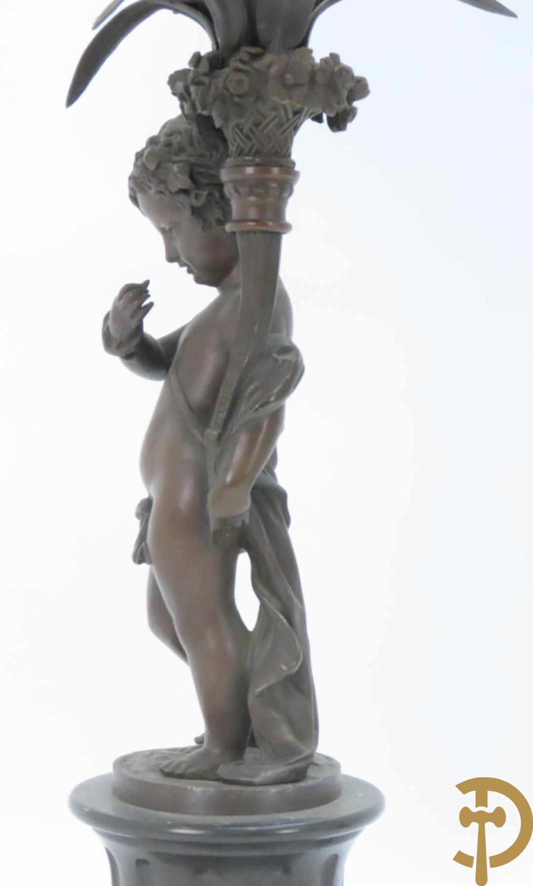 CLODION getekend - Paar elegante bronzen dames met tambour en fruit, geflankeerde door jonge faune, op marmeren klokstel - opgebouwd als garnituur met 2 kandelaars met bronzen kindjes dragende een toorts met bloemen en kaarsen