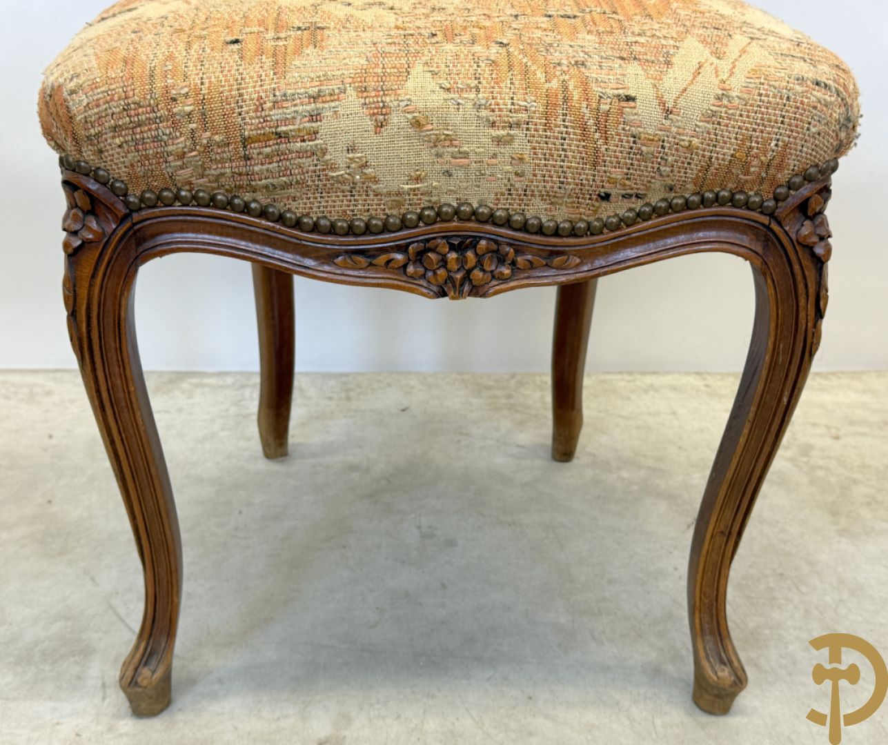 Paar Louis XV armzetels en 4 Louis XV stoelen