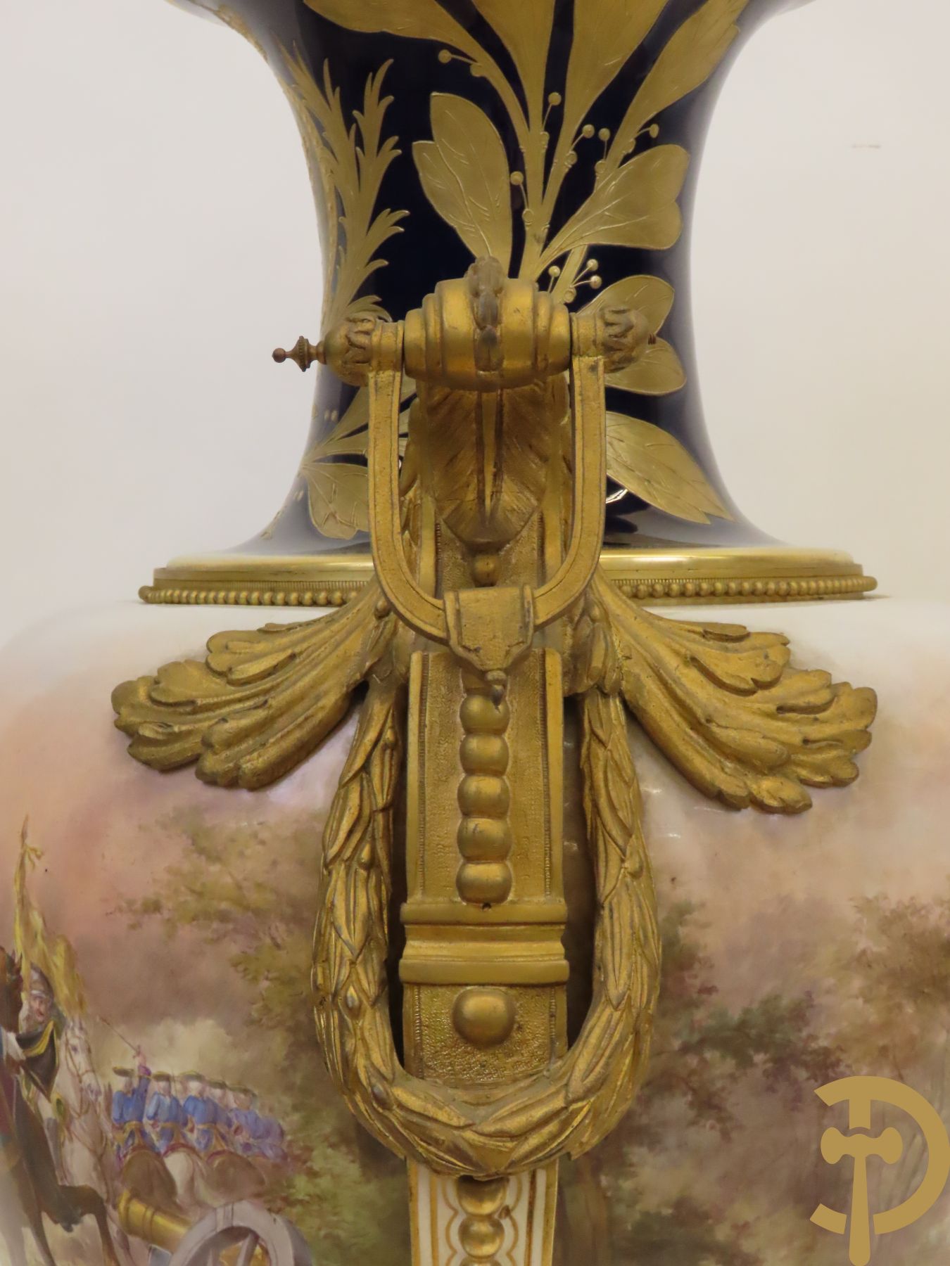 Grote porseleinen Sèvres vaas met dubbel decor van cavalerie, slagveldtaferelen en zicht op kasteel, DESPREZ H. getekend in het decor - bovenaan met verguld decor en zijdelings met bronzen oren en accanthusranken - deksel met Sèvres merkteken - op vierkante bronzen sokkel met klauwepoten