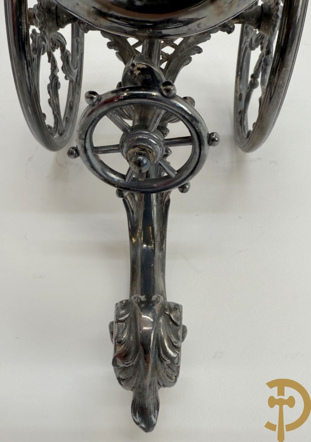 Paarse en rood gekleurde kristallen karaf Val-Saint-Lambert + 2 Boheemse karaffen + verzilverde decanteur met Louis XV motieven