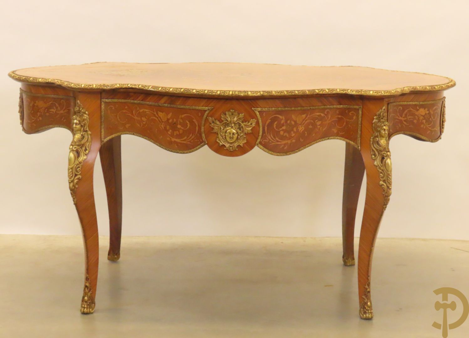 Gemarketteerde ovale notelaren tafel bezet met bronsbeslag van dameshoofden + stoel