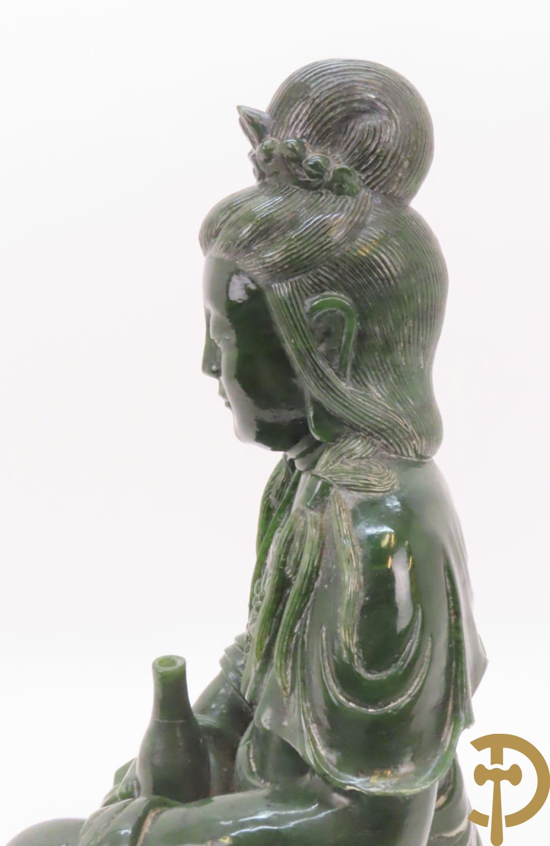 Handgesculpteerde geisha met flesje in de hand in groene jade