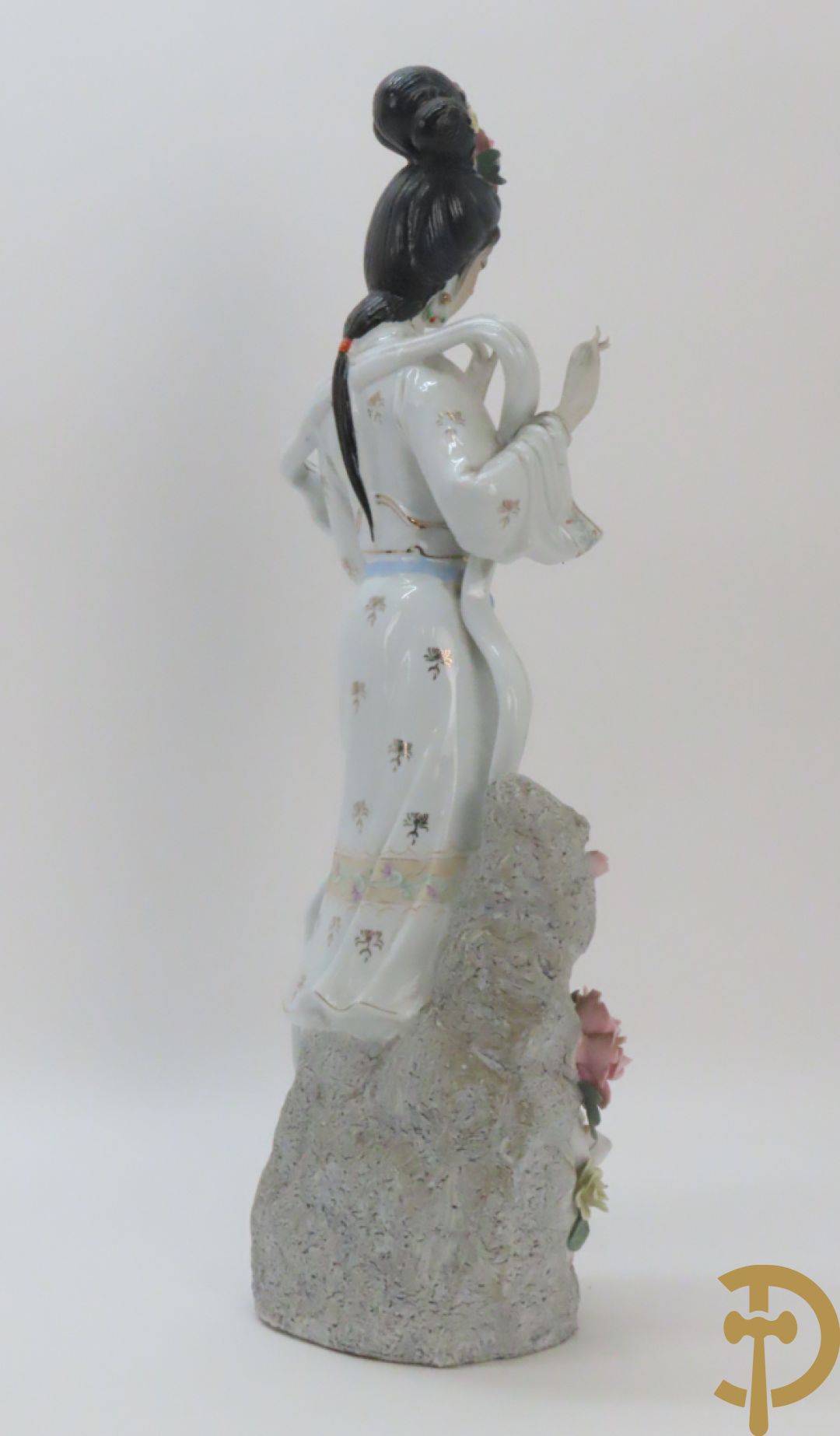 Chinese porseleinen geisha dame tussen de bloemen