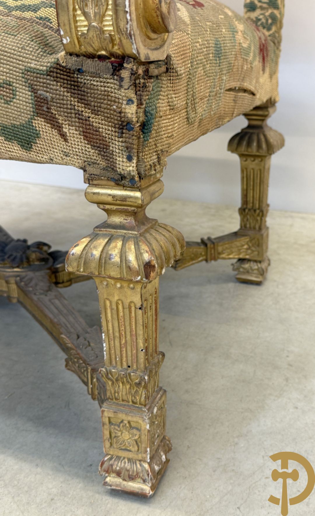 Vier vergulde Louis XIV kasteelarmzetels met geanimeerde scènes in petit points, 19e