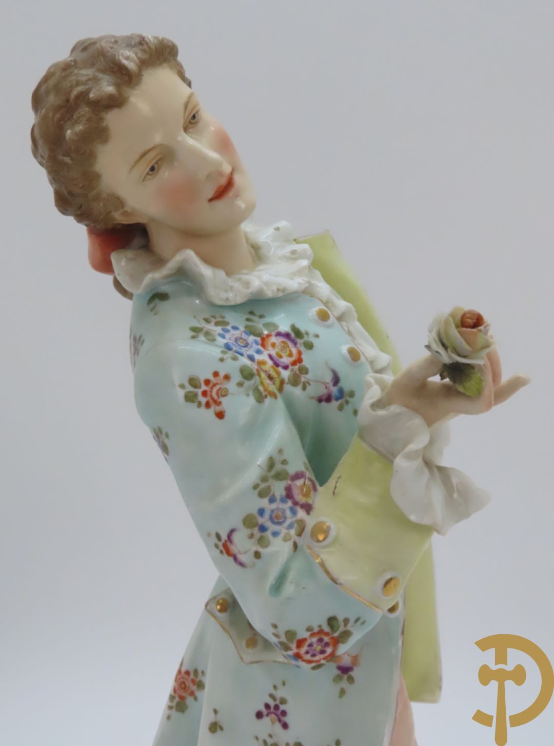 Paar meerkleurige porseleinen beelden van romantisch koppel , onderaan gemerkt