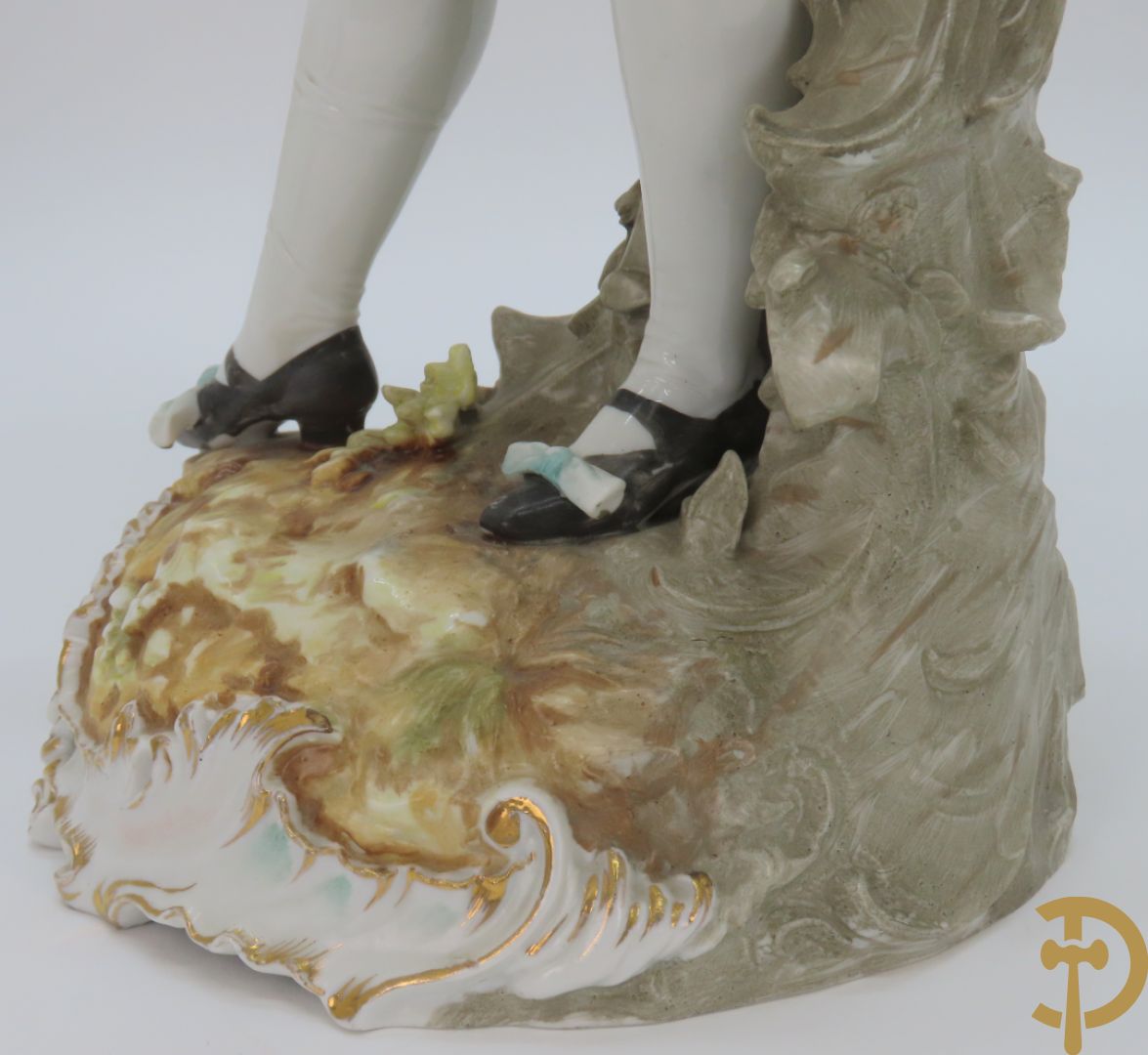 Paar meerkleurige porseleinen beelden van romantisch koppel , onderaan gemerkt