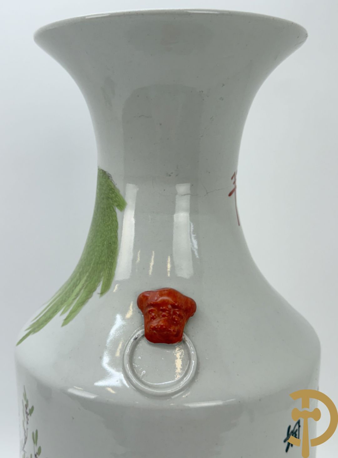 Twee rolvazen met bloemen- en vogeldecor + dekselpotiche met vogeldecor + Chinese vaas met decor van dames en kinderen