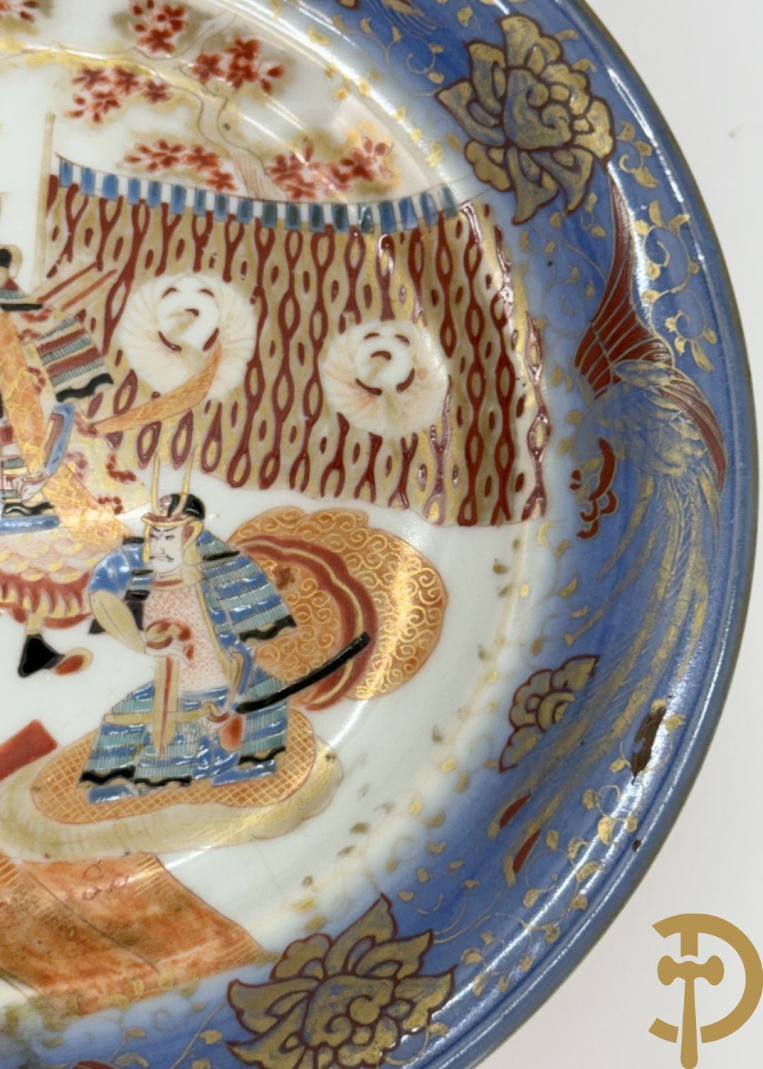 Paar Japanse meerkleurige porseleinen schalen met krijgerdecor op voet