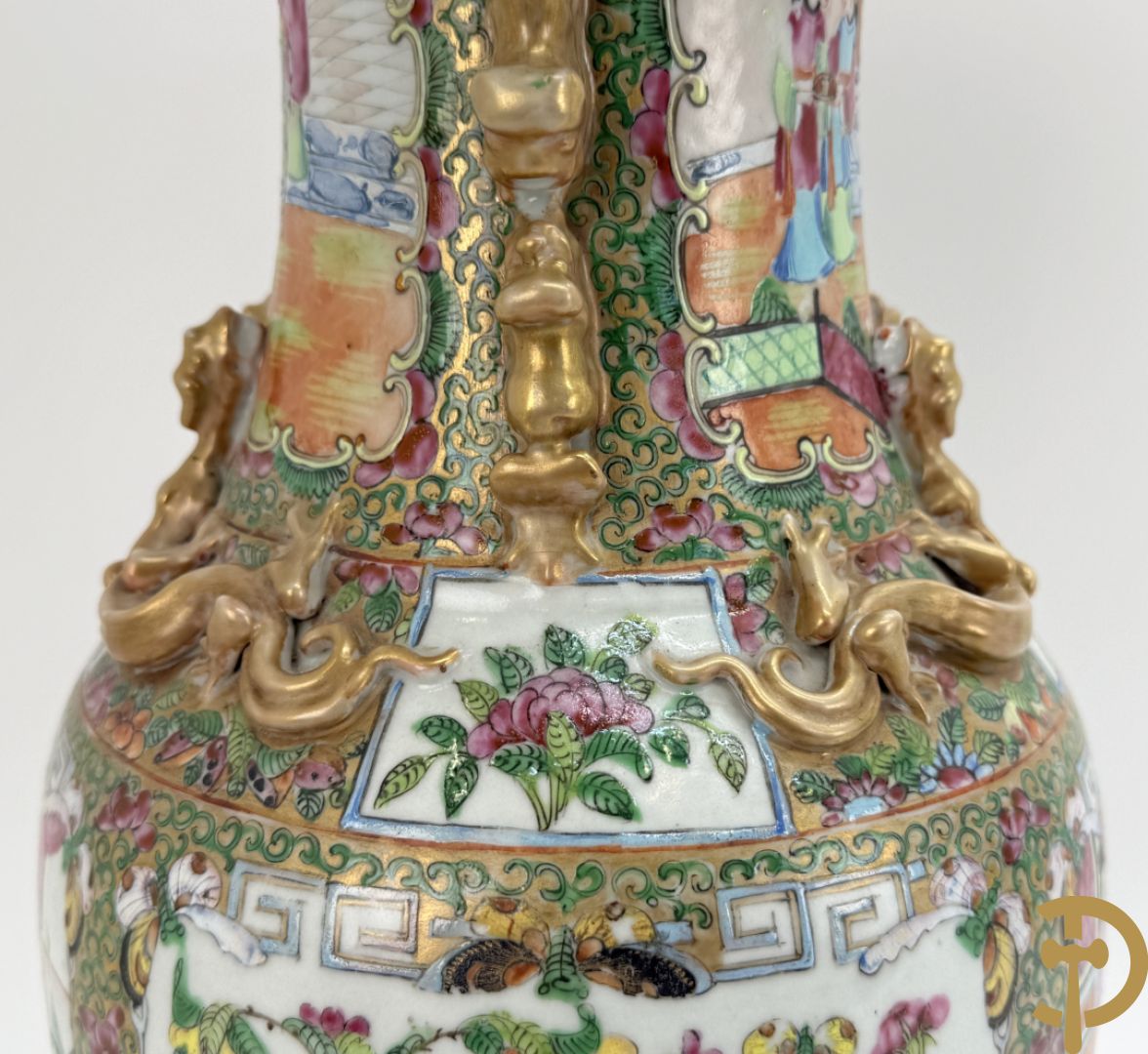 Chinese porseleinen Kanton vaas met geanimeerde taferelen en natuurdecor