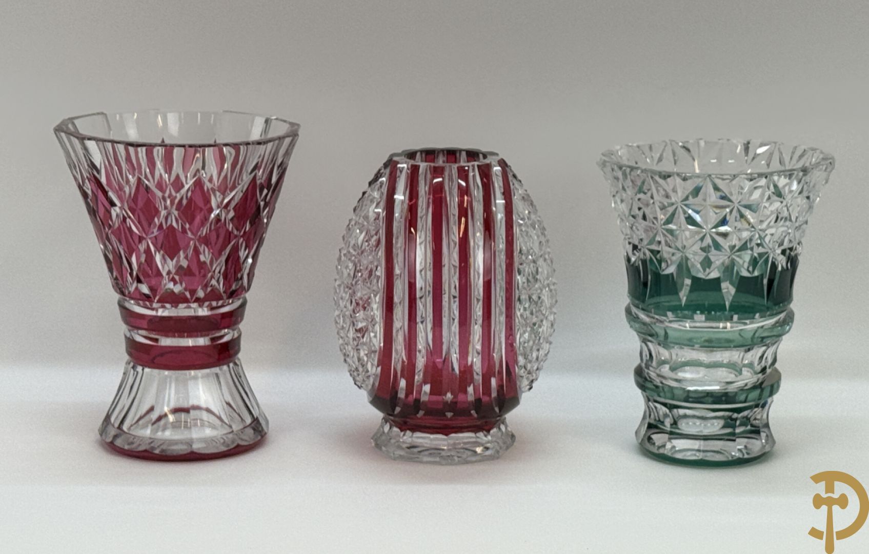 Gekleurde bolvormige kristallen handgeslepen Val-Saint-Lambert vaas, gemerkt 1197 + groene krsitallen Val-Saint-Lambert vaas + rode geslepen Val-Saint-Lambert vaas