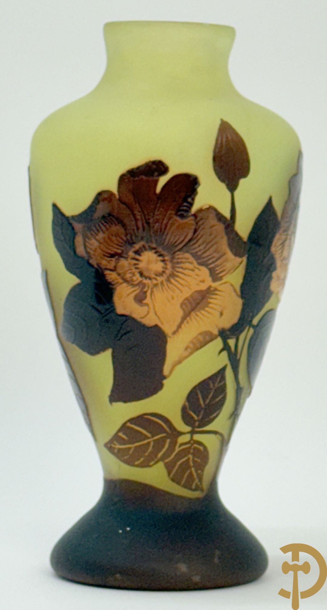 Vaas in glaspasta met gestyleerd bloemendecor, gemerkt Tudor