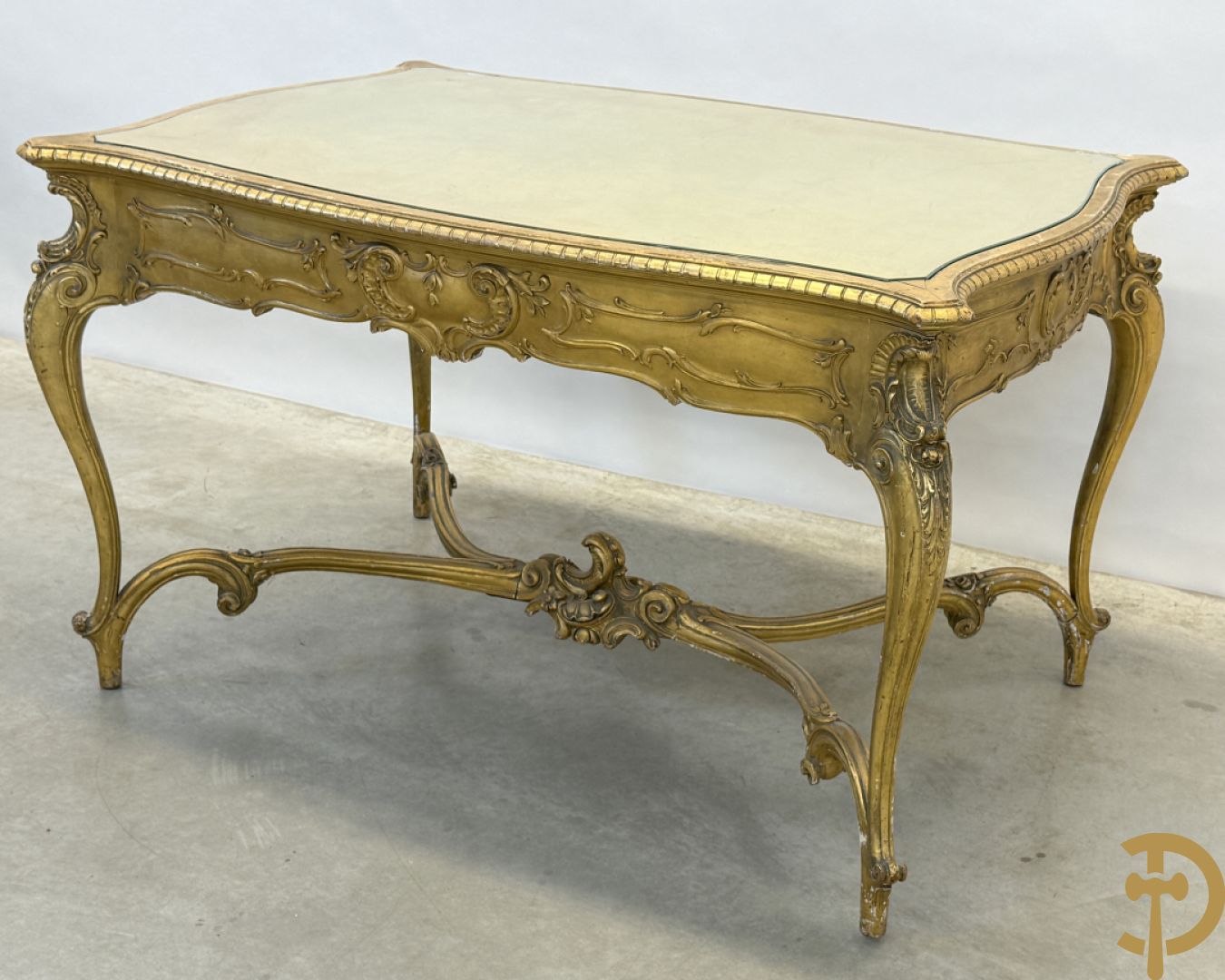 Vergulde tafel met rocailles en geslepen glazen blad op voluutvormige poten, Louis XV stijl