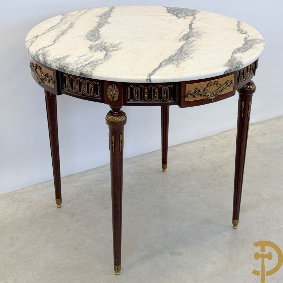 Ronde salontafel met bronsbeslag en marmeren blad op gecanneleerde poten