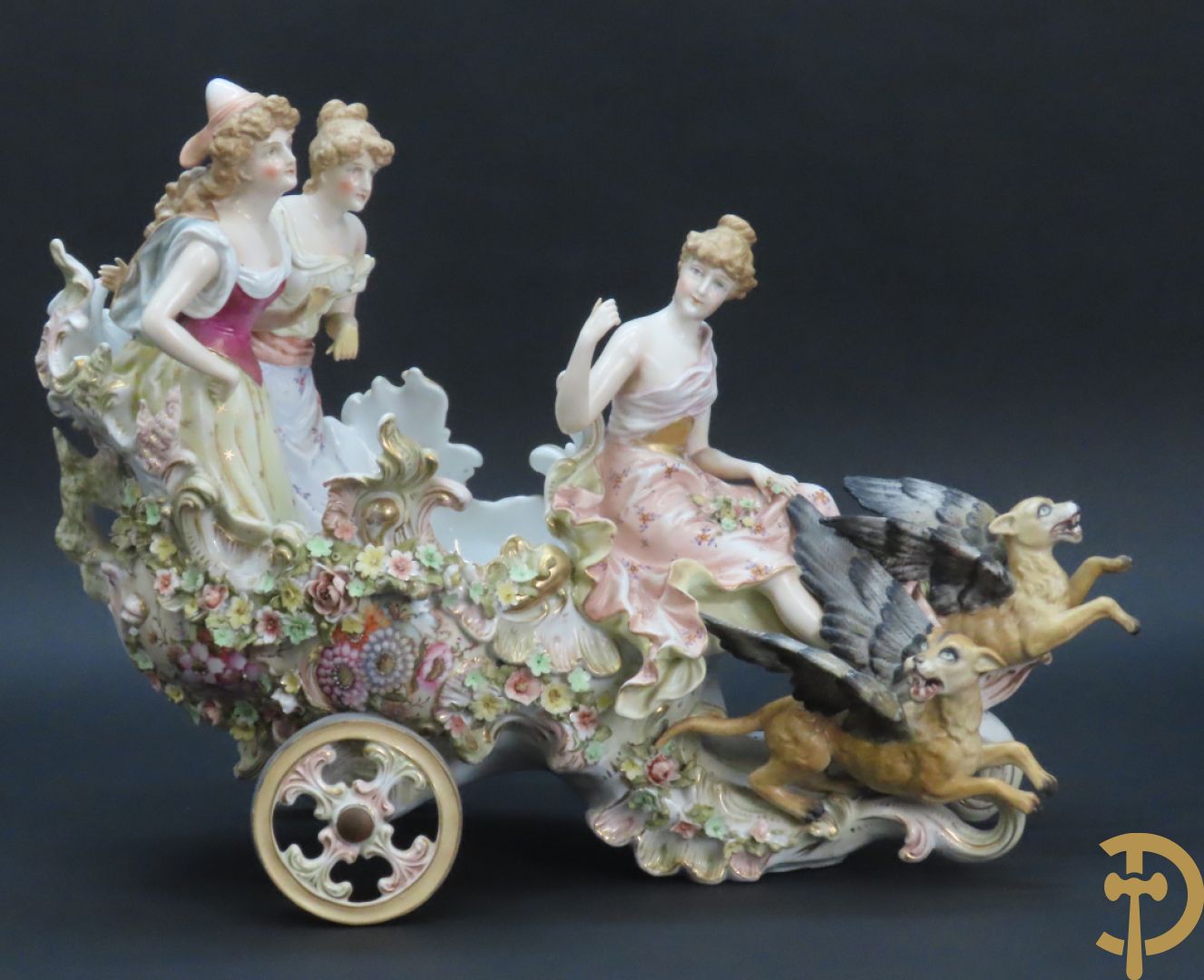 Meerkleurige porseleinen sierwagen slede met 3 dames voortgetrokken door 3 honden, onderaan gemerkt