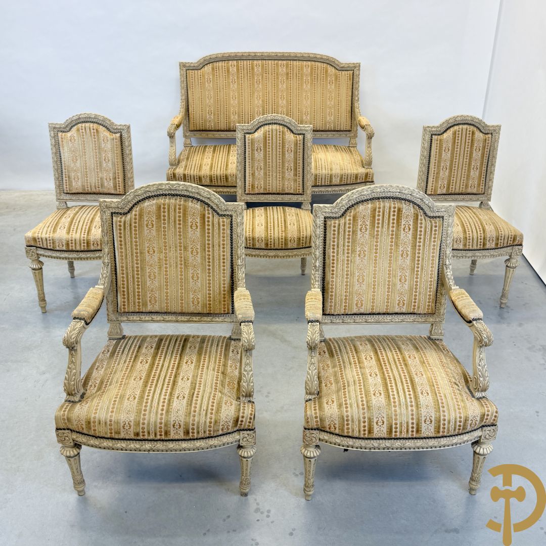 Gemonochromeerd salonensemble met gesculpteerde bladranken bestaande uit canapé, 2 armzetels en 3 stoelen