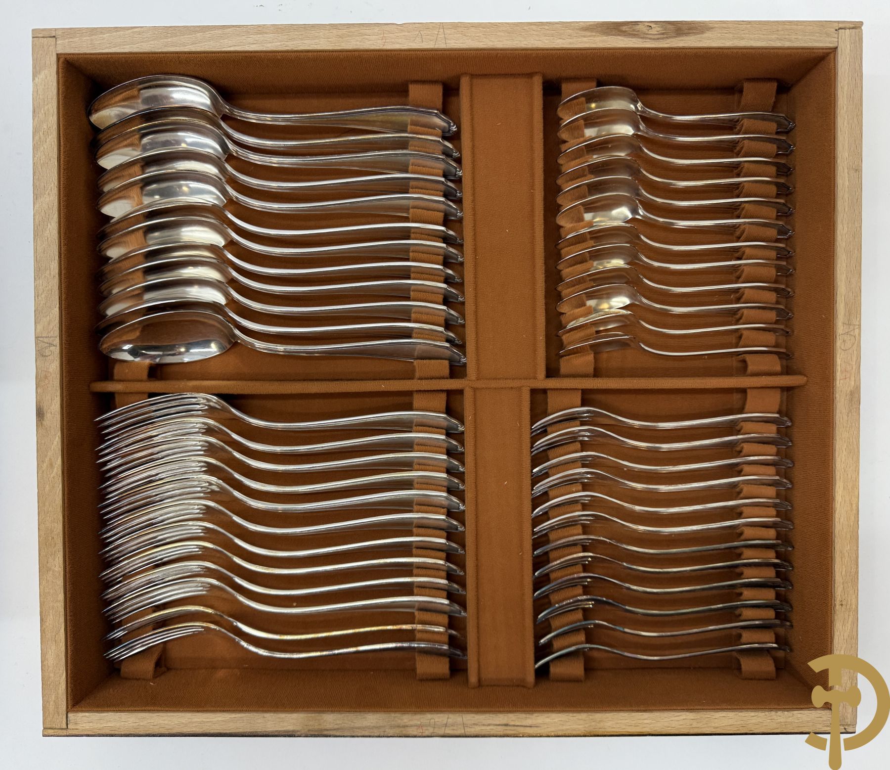Verzilverd bestek (7 reeksen van 12 + grote stukken) in koffer, gemerkt Cornet