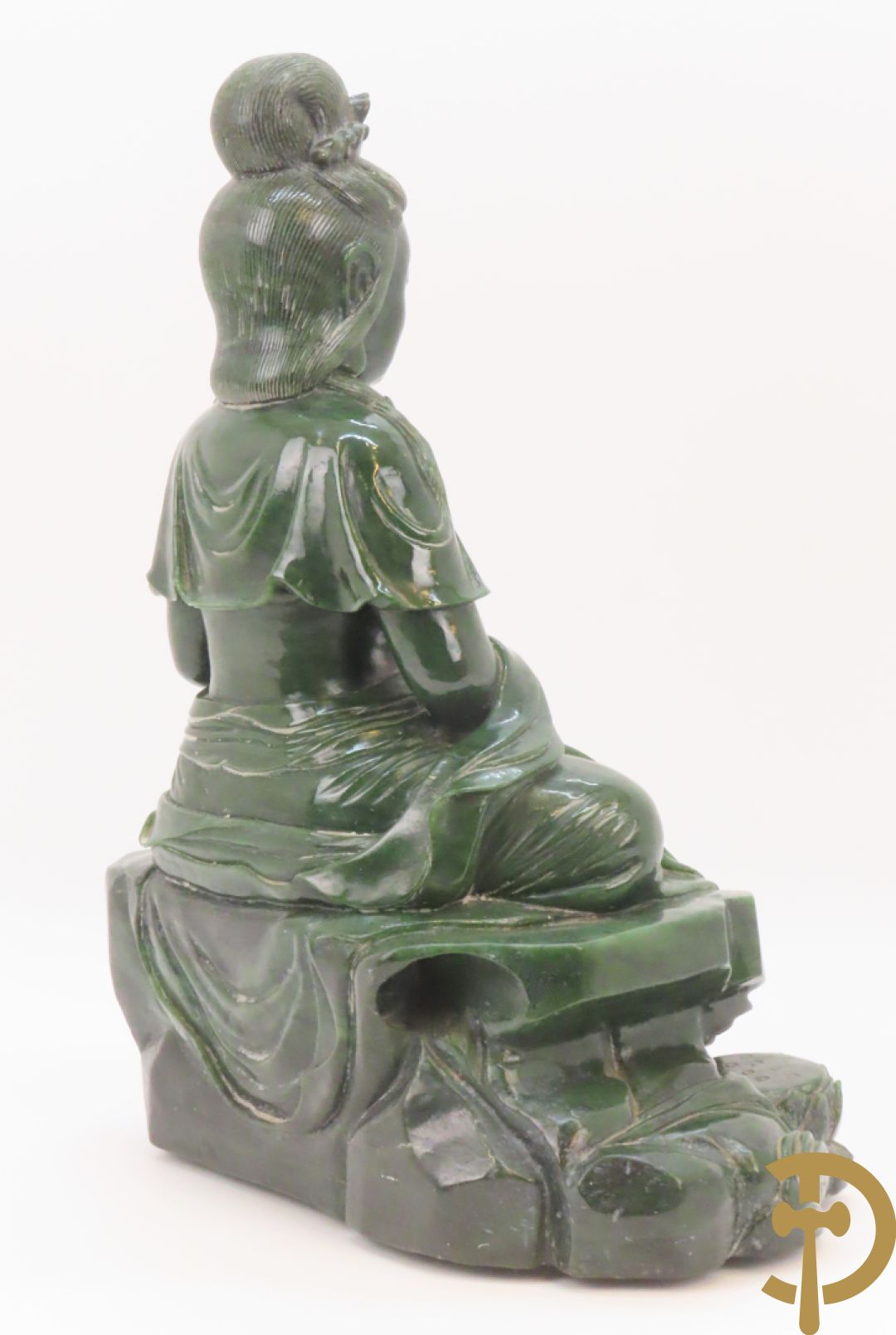 Handgesculpteerde geisha met flesje in de hand in groene jade