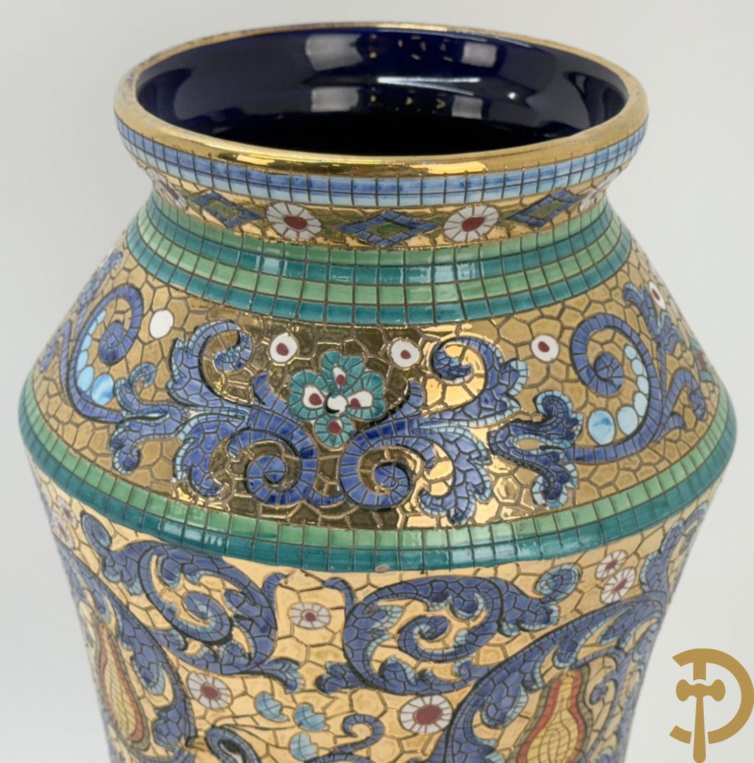 Twee Italiaanse vazen met verguld decor van personages en bloemenranken, Maioliche Deruta Italy 10005/45 en 10005/47