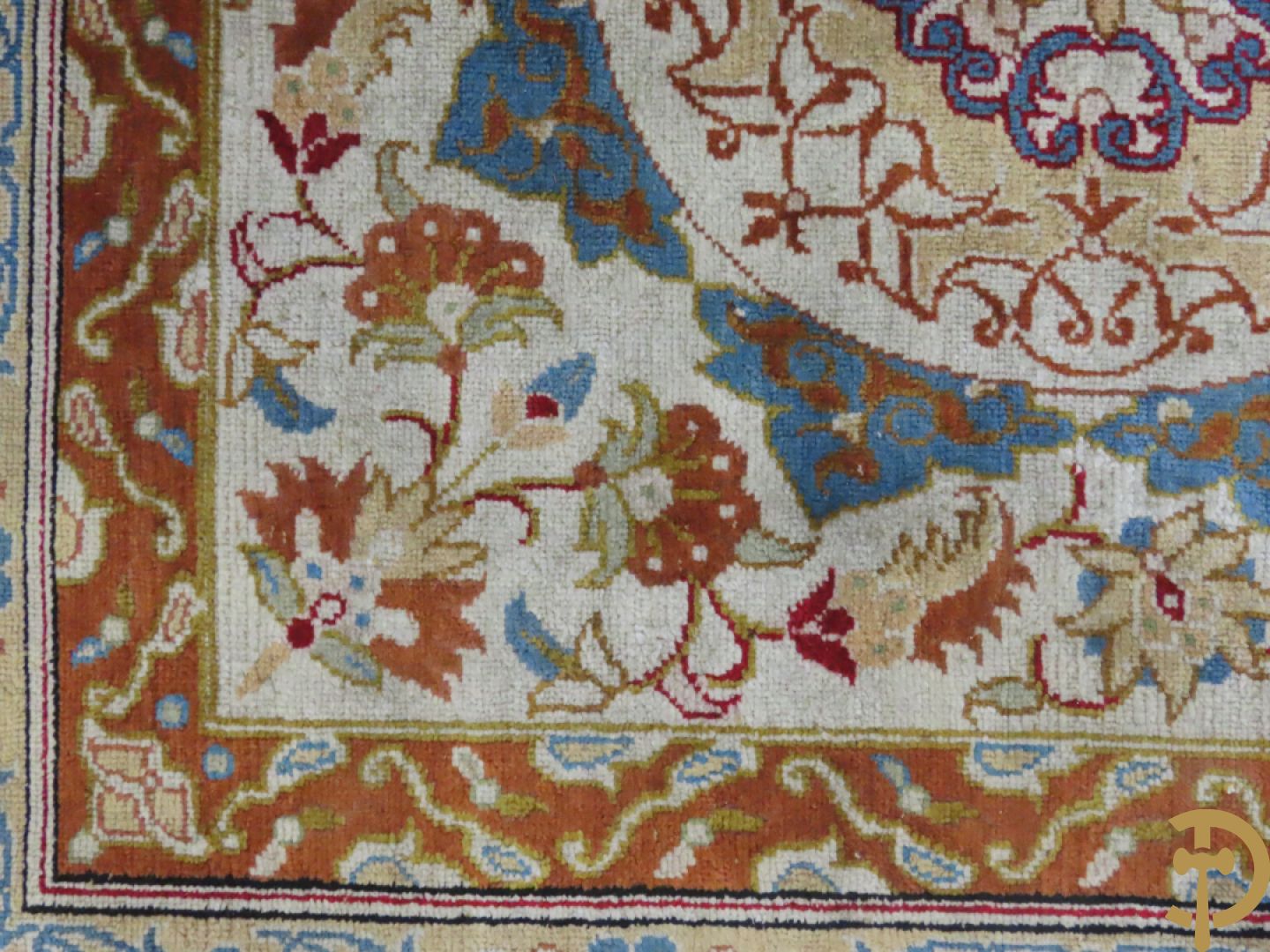 Oosters handgeknoopt gesigneerd tapijt Ghoum zijde op zijde met amforen en bloemenmotieven