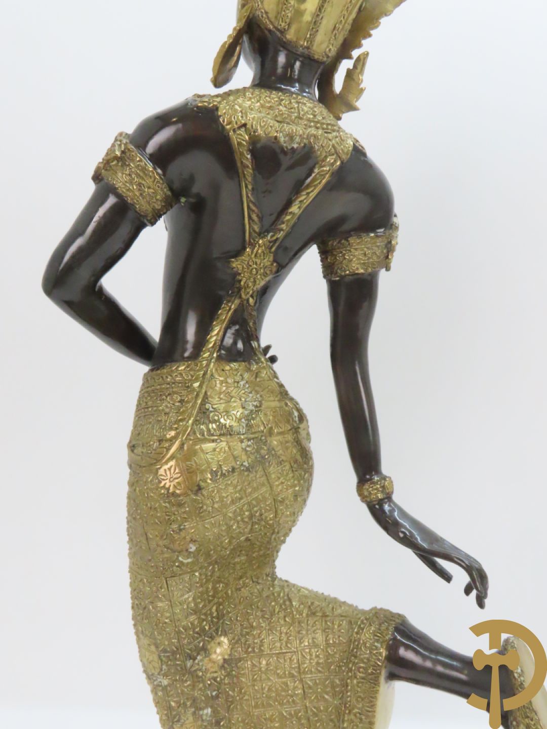 Twee staande koperen boedhistische figuren