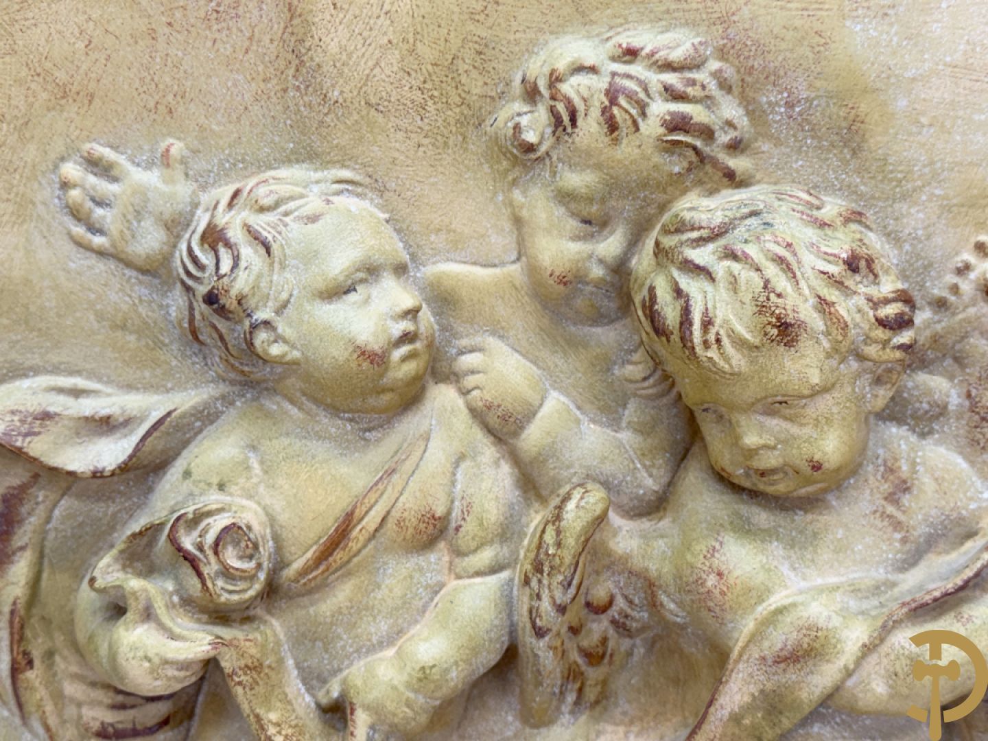 Halve maanvormig basrelief in terra cotta met romantisch decor van musicerende en spelende cupido