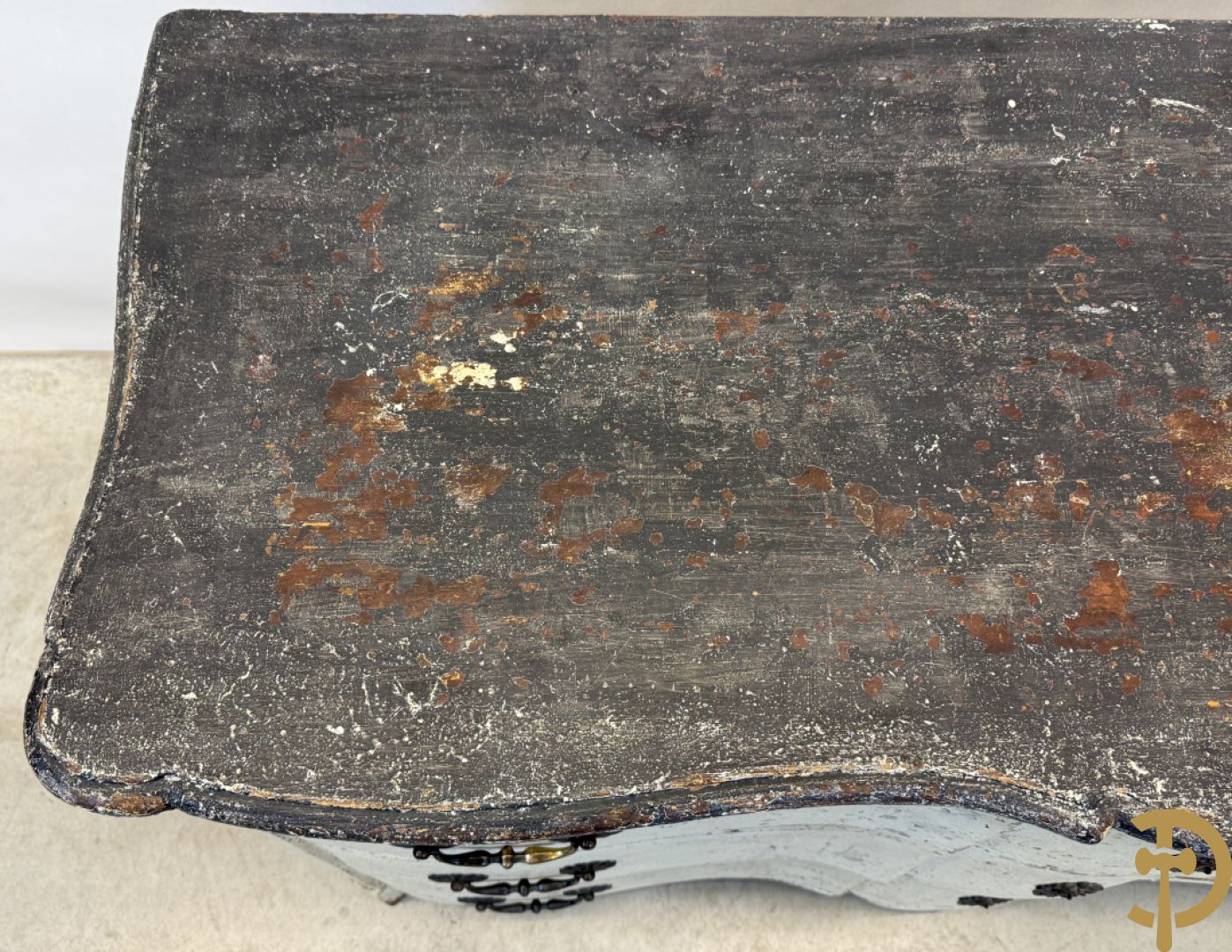 Gepatineerde 3 laden commode met bronzen trekkers en sleutelplaten