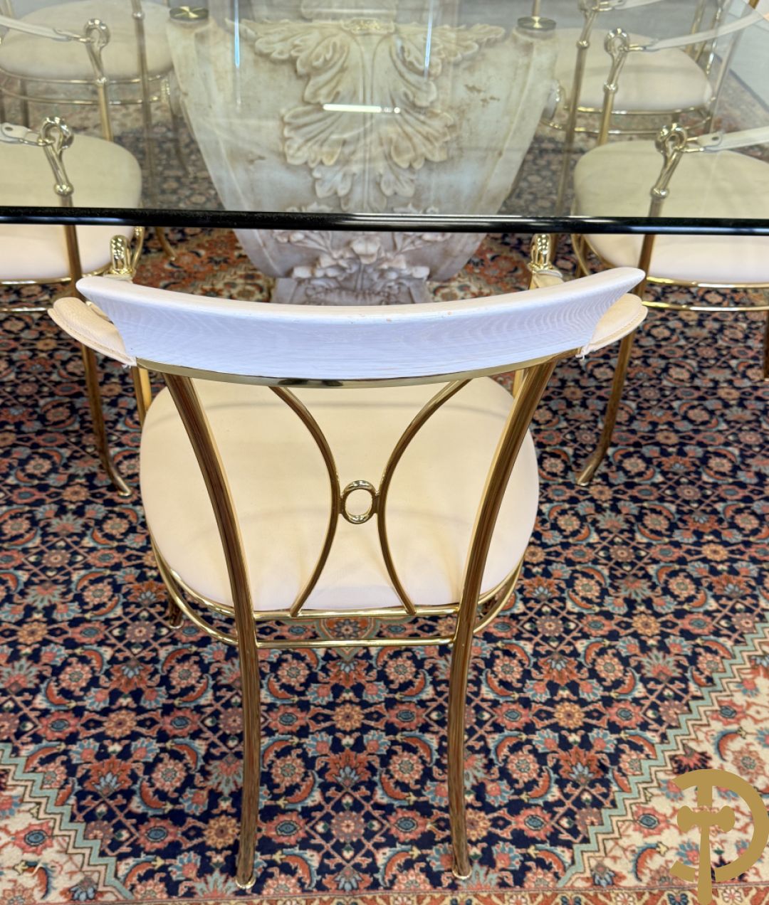 Uitzonderlijke eetkamer bestaande uit dressoir met 4 deuren en 2 lades op voluutvormig onderstel met rocailles opzij en boven met spiegel + bijhorende vitrine + console + spiegel + tafel op voluutvormig onderstel + 6 bijhorende armzetels met koperen frame - uniek ontwerp door de firma Vidal Grau Spaanse makelij, begin jaren 