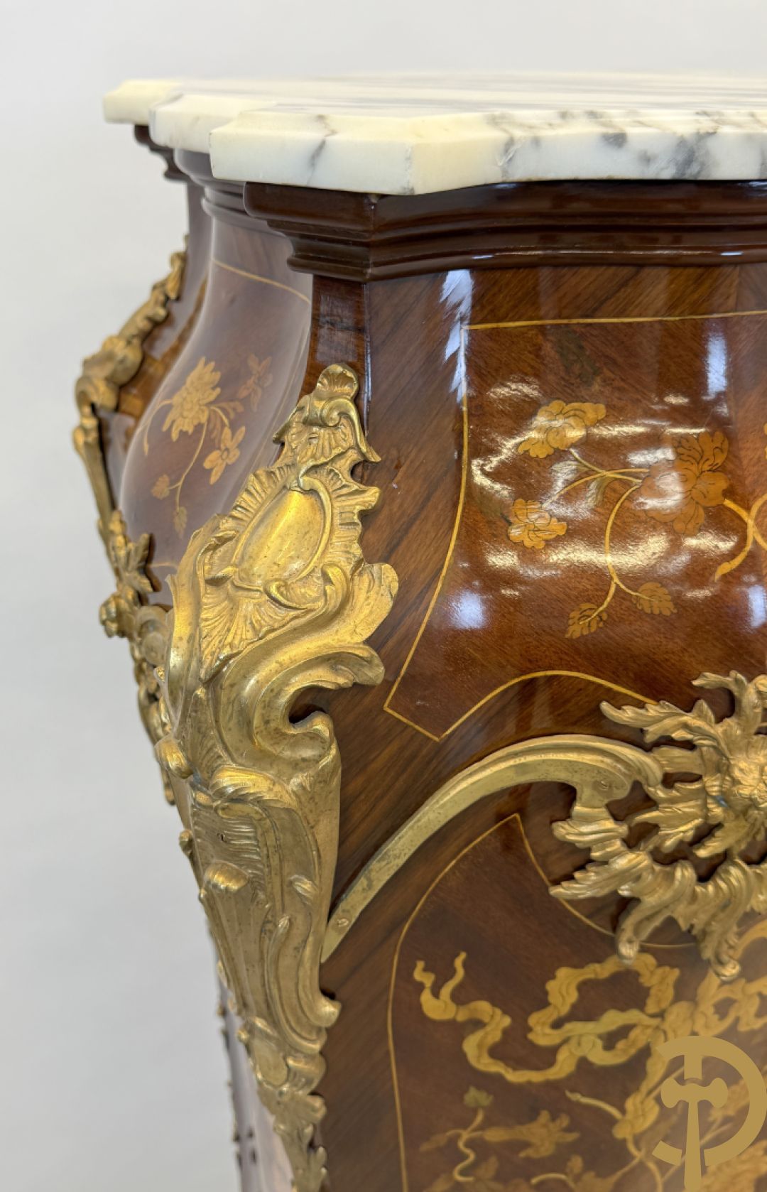 Paar notelaren gemarketteerde zuilen bezet met bronsbeslag en Louis XV motieven op voluutvormige poten - bovenaan met marmeren geaderd blad