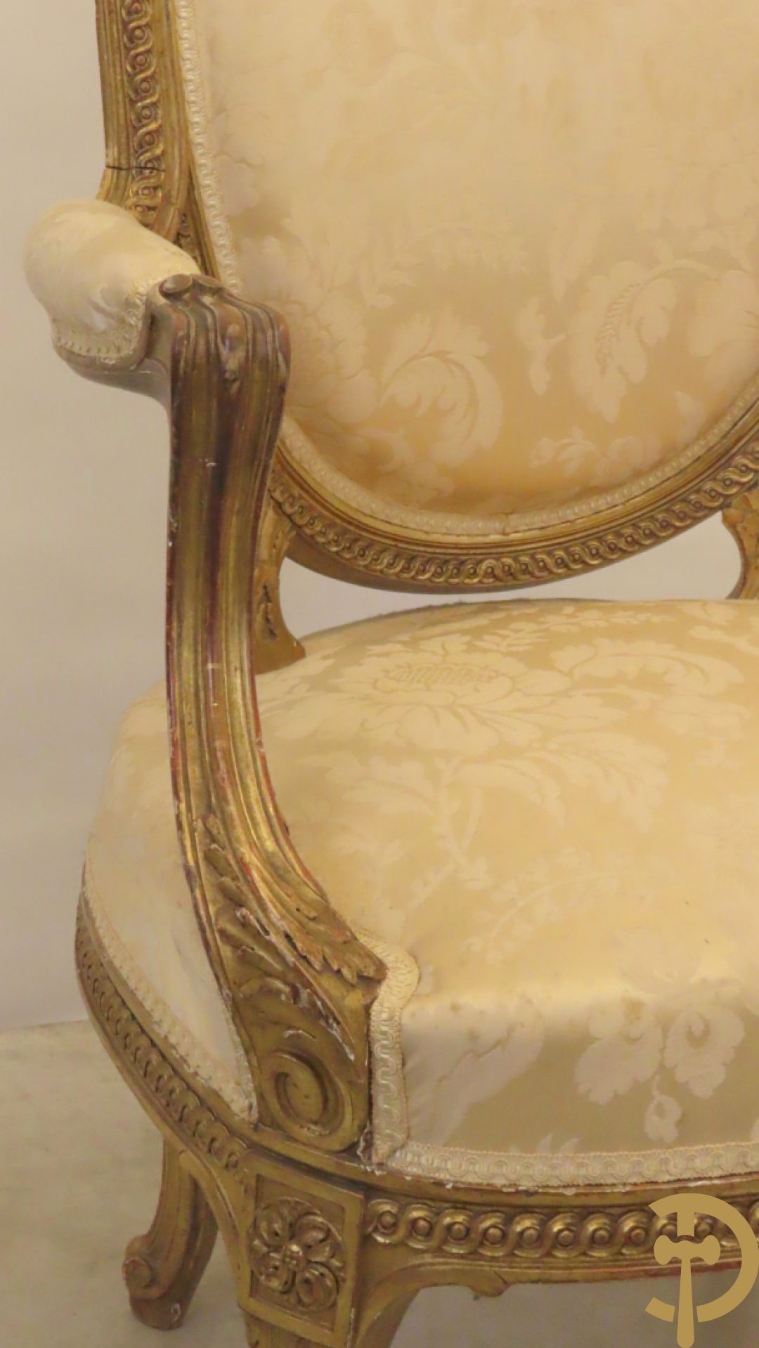 Vergulde armzetel met ovale medaillon bezet met bloemendecor, Louis XVI stijl, 19e