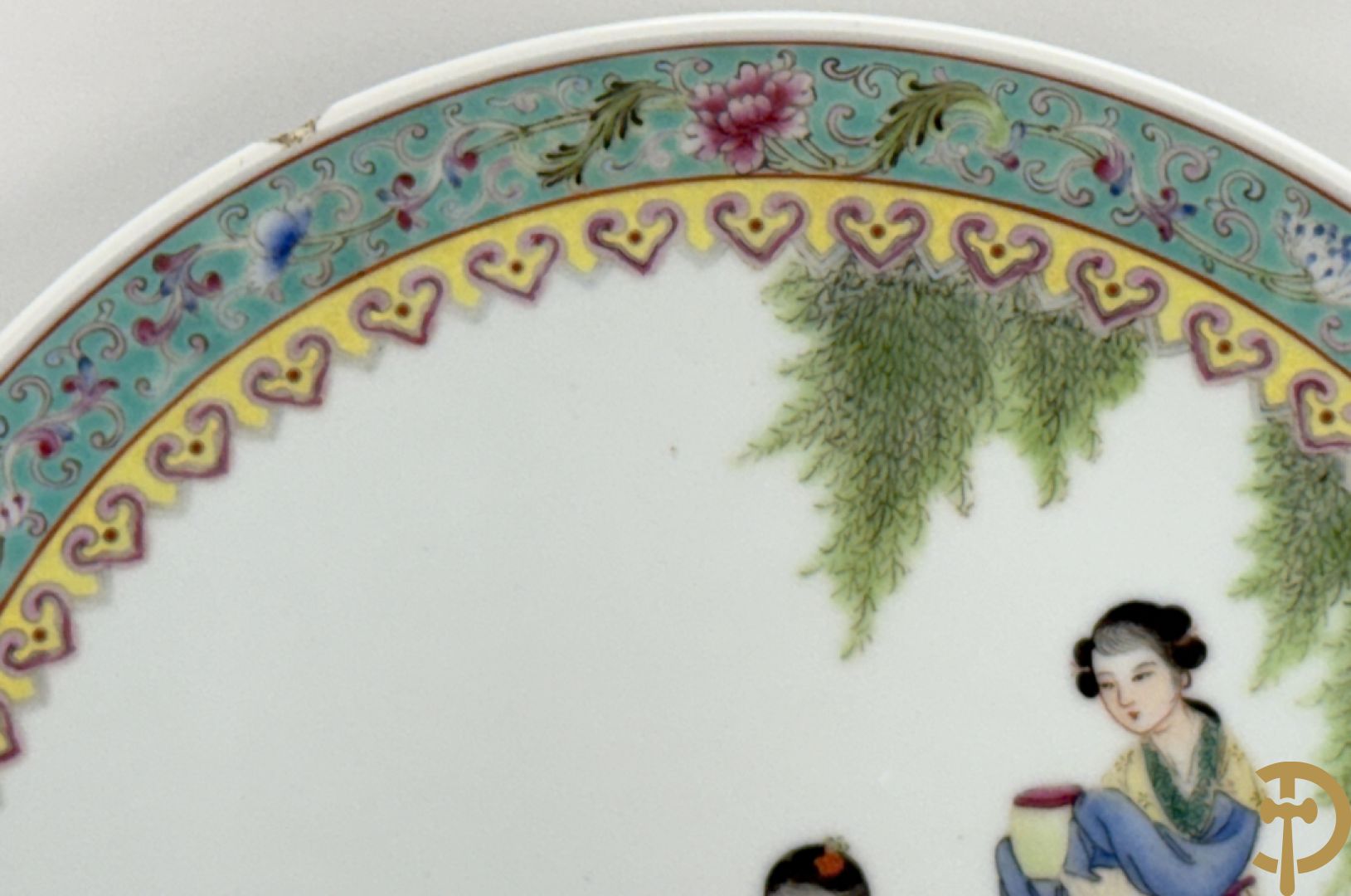 Paar porseleinen Chinese republieksbordjes met decor van dames in landschap