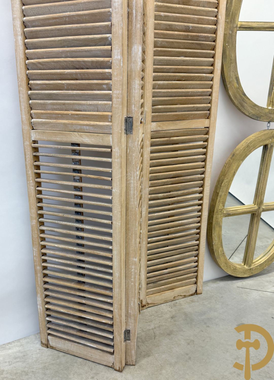 Driedelige paravan gemaakt van shutters + 2 ovale decoratieve spiegels met kruis