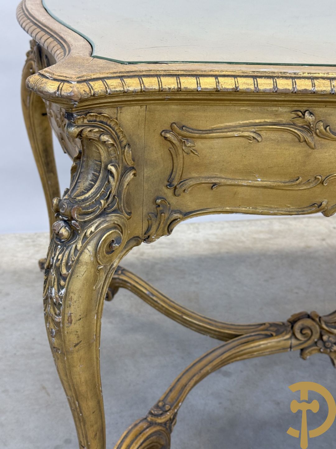 Vergulde tafel met rocailles en geslepen glazen blad op voluutvormige poten, Louis XV stijl