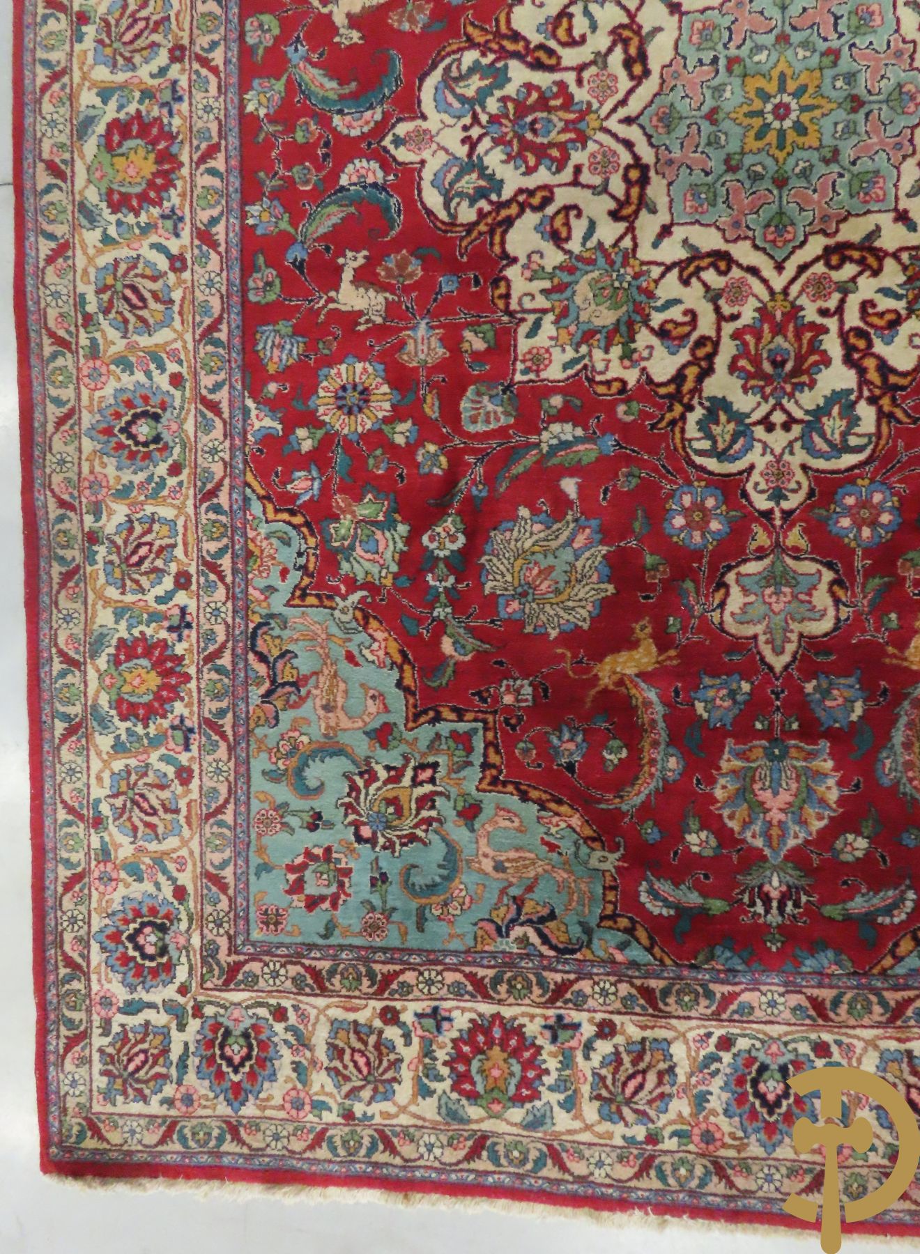 Oosters handgeknoopt tapijt met bloemen, dierenmotieven en centraal decor op rode fond