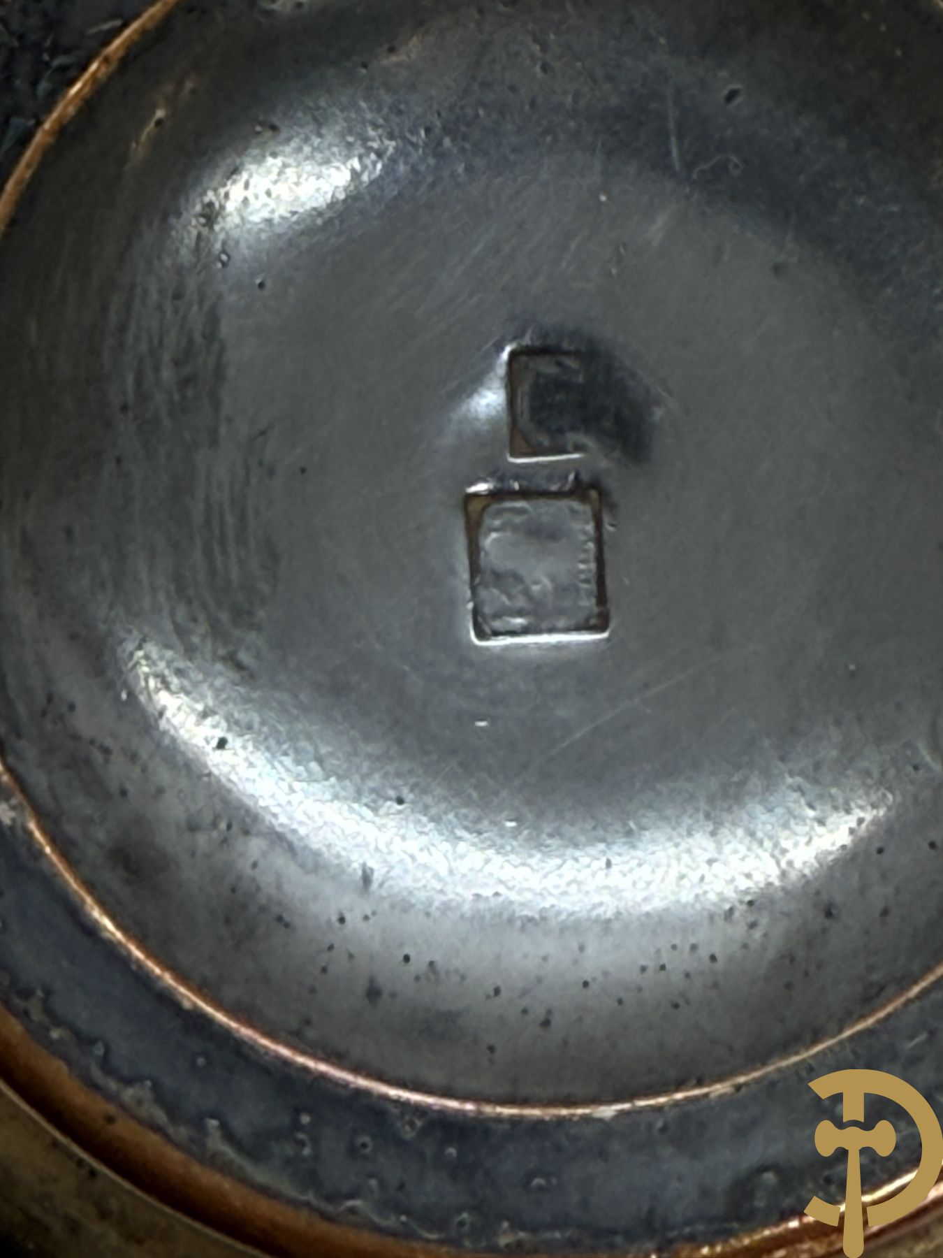 Twee decanteurs + olie- en azijnstel + 2 schenkkannen + twee-orig dekselpotje