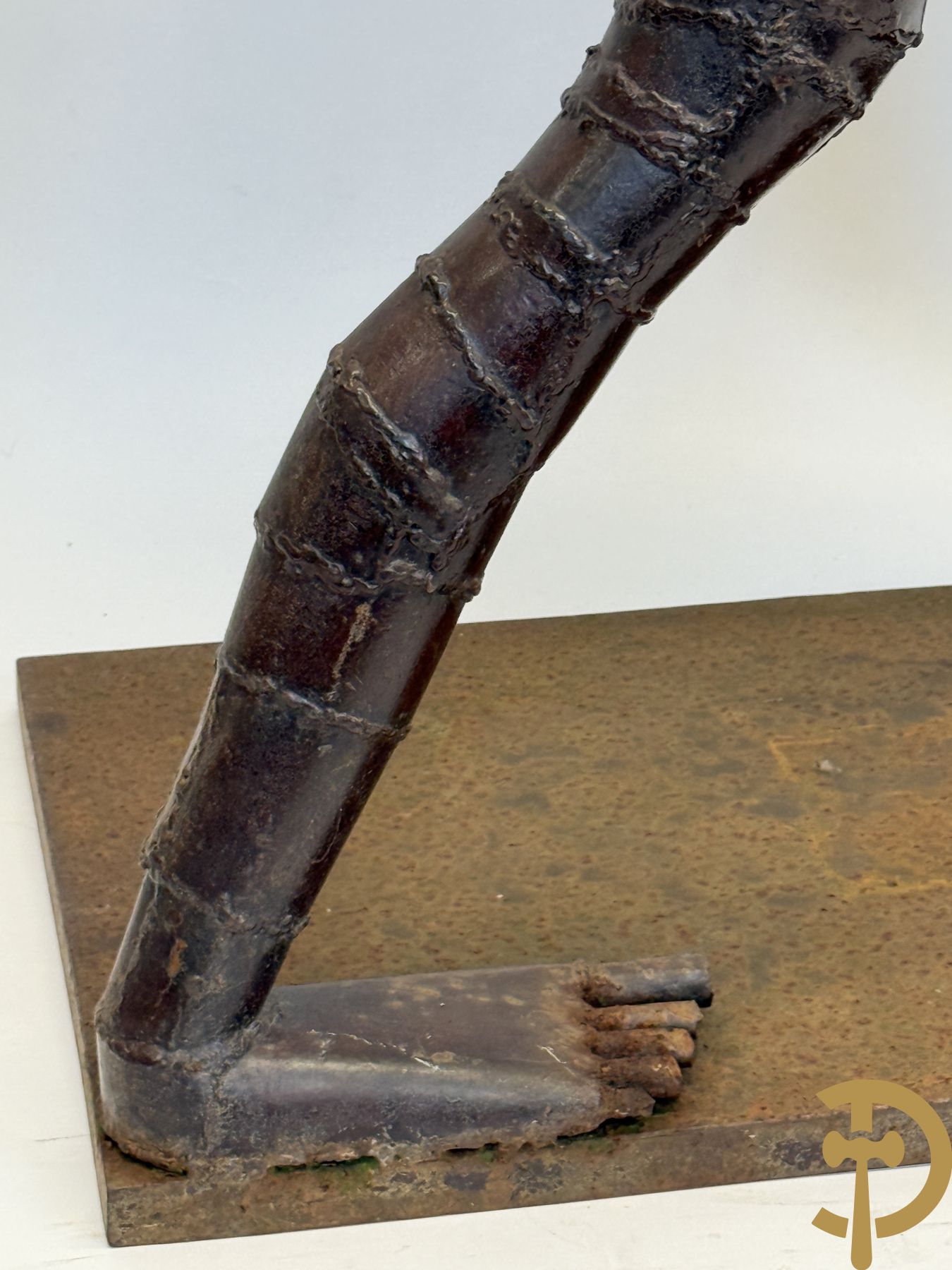 Moderne gepatineerde ijzersculptuur met verstrengelde benen