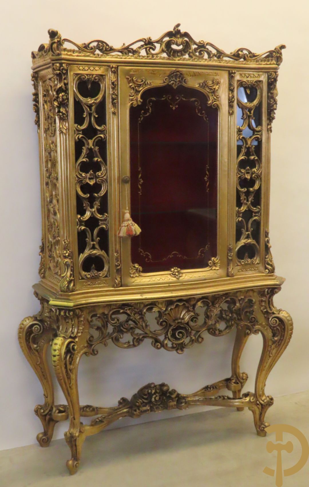 Uitzonderlijke vergulde Louis XV eetkamer bestaande uit vijfdeursdressoir met voluutvormige accanthusranken en rocailles, beschilderd met bloemenmotieven en centraal tafererel met hoornen des overvloeds + bijhorende spiegel vergulde tafel op voluutvormige poten met zes bijhorende stoelen + vitrine met accanthusranken en centrale deur, op voluutvormige poten